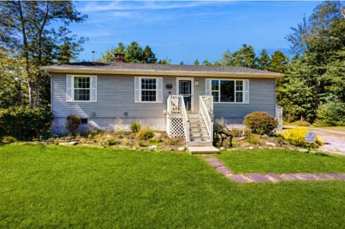 Five Islands House | Charming cottage near the beach with balcony, deck, grill, fireplace - dogs OK