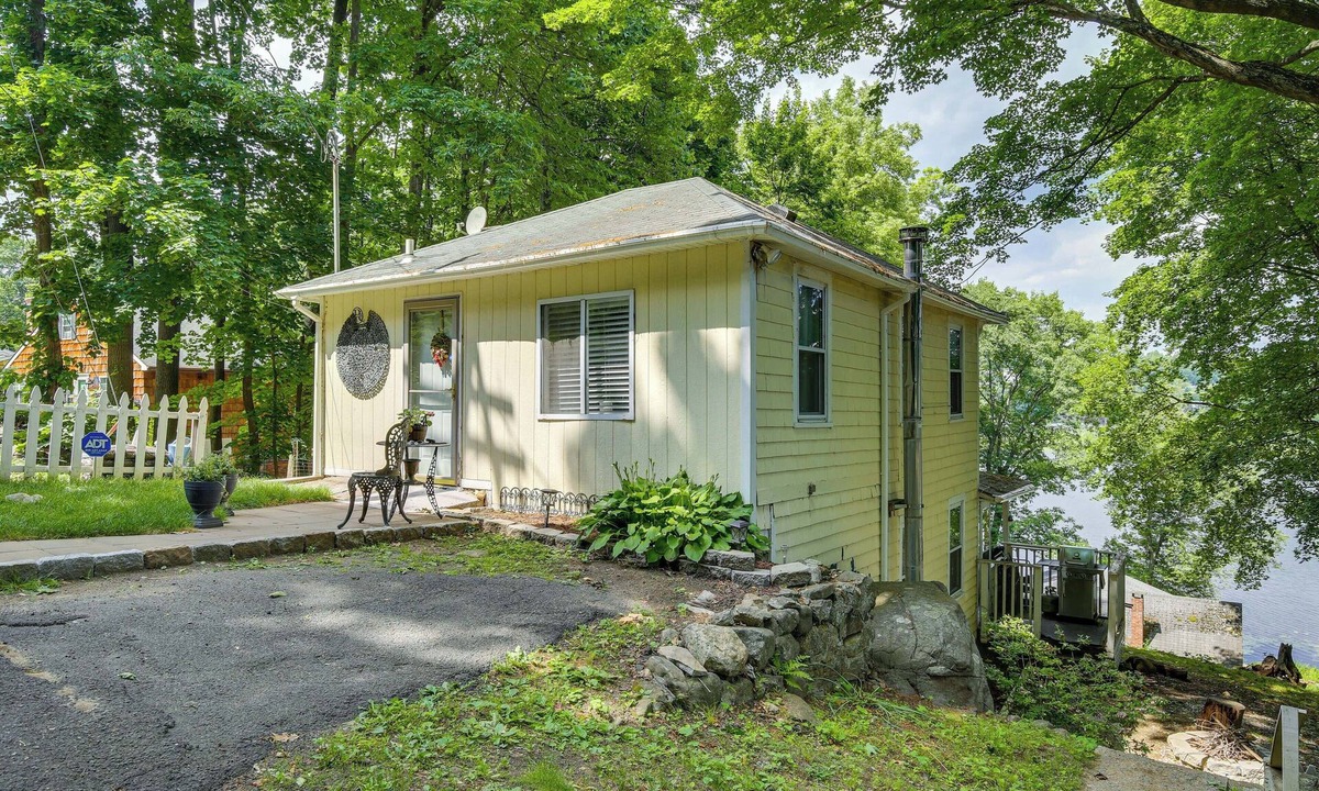 Danbury House | Charming Danbury Cottage w/Lake Kenosia Access!