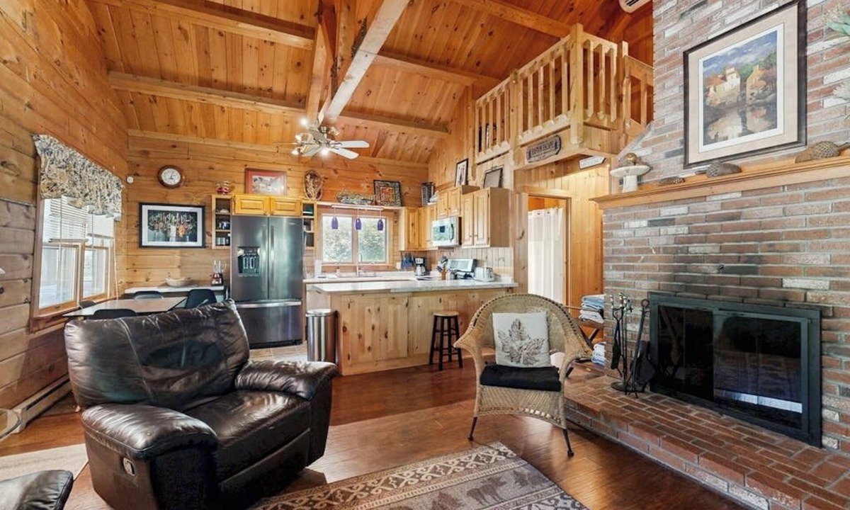 Easton House | Charming, dog-friendly cabin with a full kitchen, free WiFi, & private hot tub