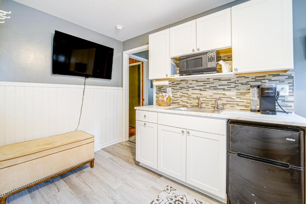 Geneva Apartment | Charming Geneva Vacation Rental ~ 5 Mi to Lake!