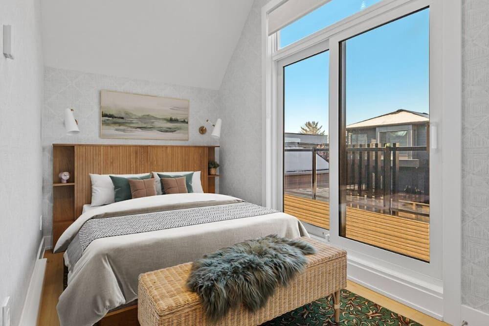 Ottawa Division House | Charming Hideaway: Discover Comfort