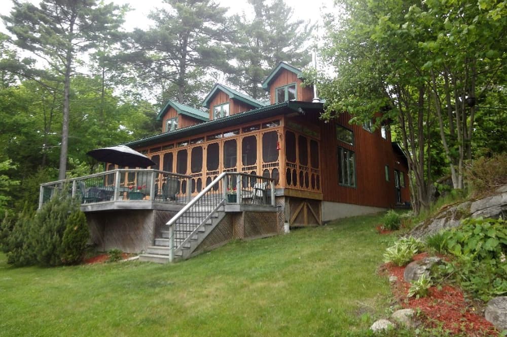 Georgian Bay House | Charming Lakefront Cottage Rental with Blissful Views near Toronto, Ontario