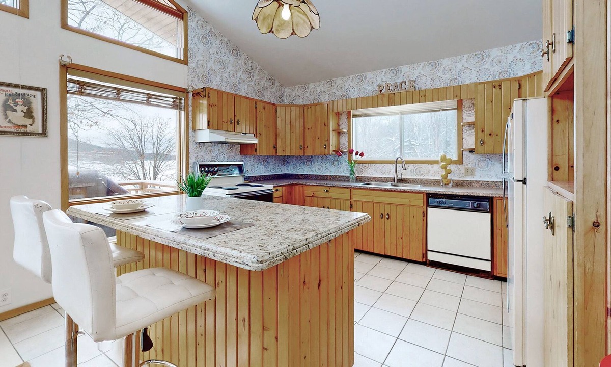 Katrine House | Charming lakefront cottage on Little Doe Lake in Muskoka area