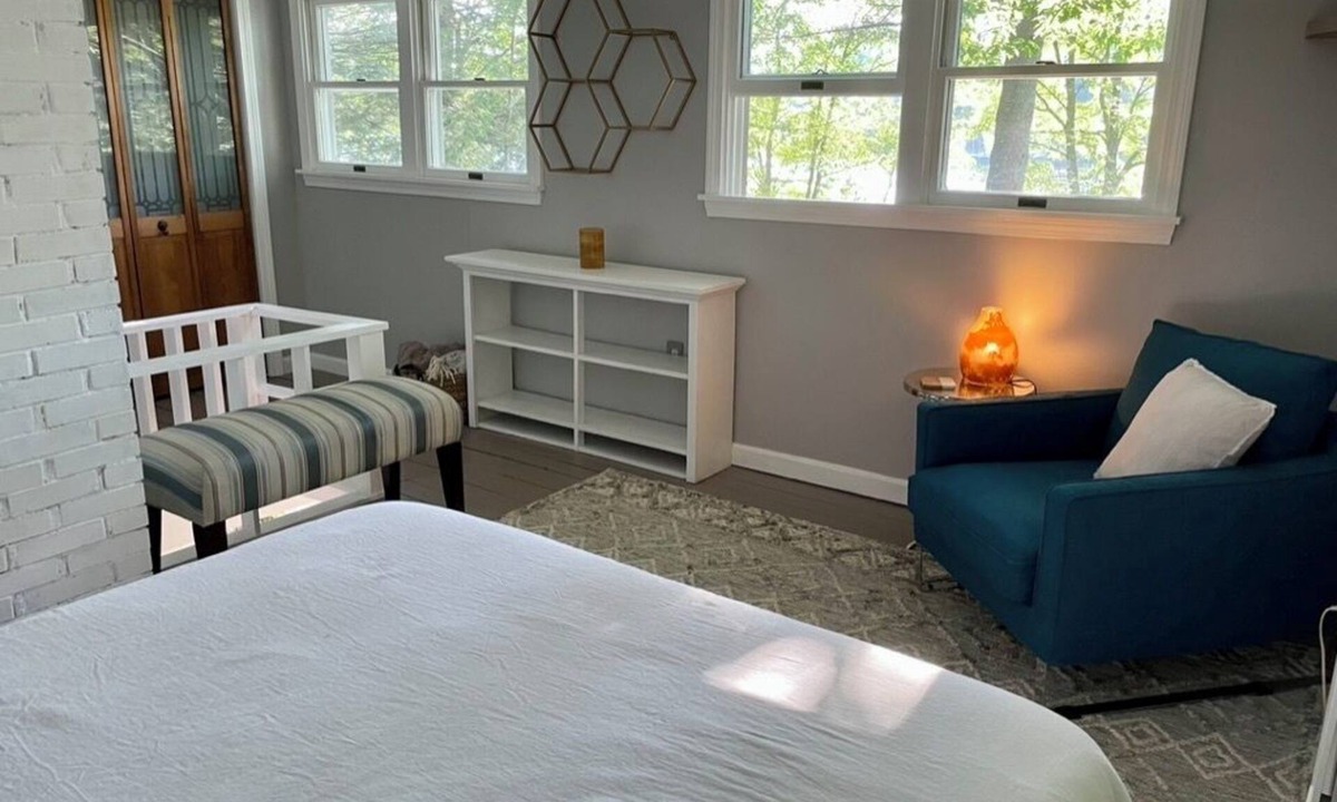Gray Cottage | Charming lakefront cottage 20min to Portland