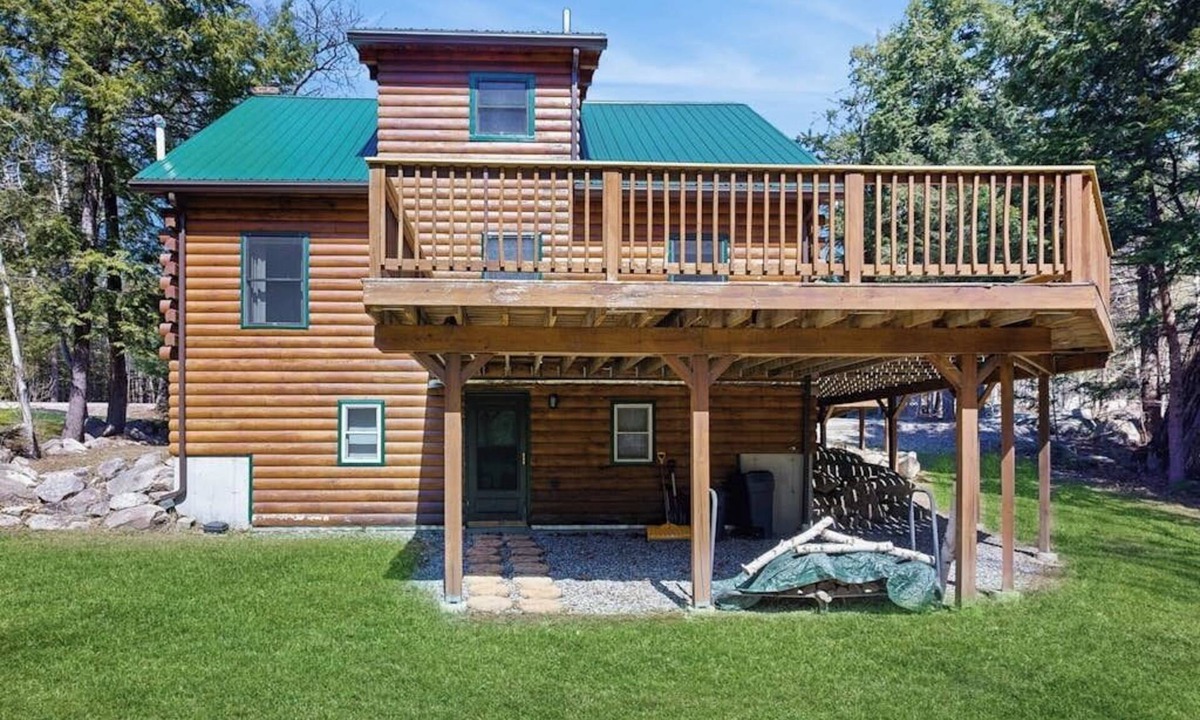 Bridgton House | Charming Log Cabin w/Free WiFi plus a Community Pool, Tennis, & Clubhouse
