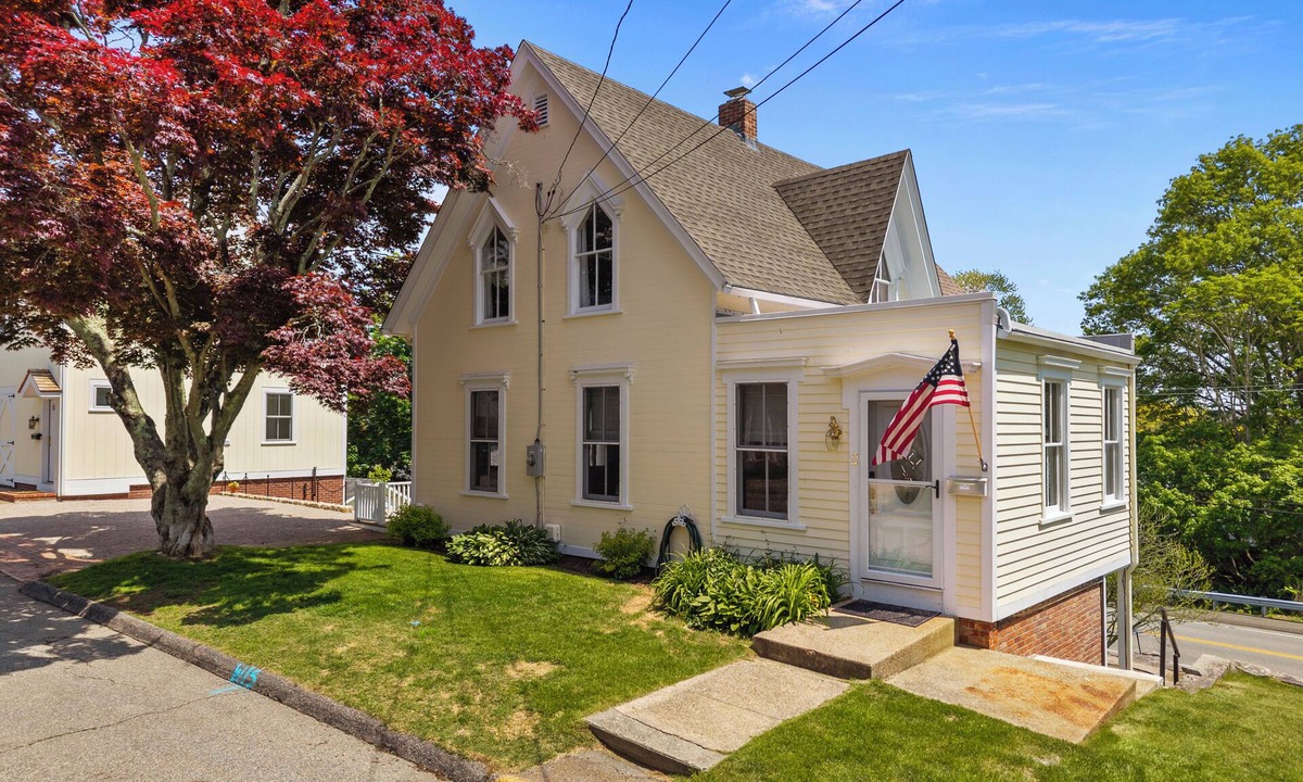 Mystic House | Charming Mystic Cottage — Walk to Downtown, Spacious & Perfect for Groups!