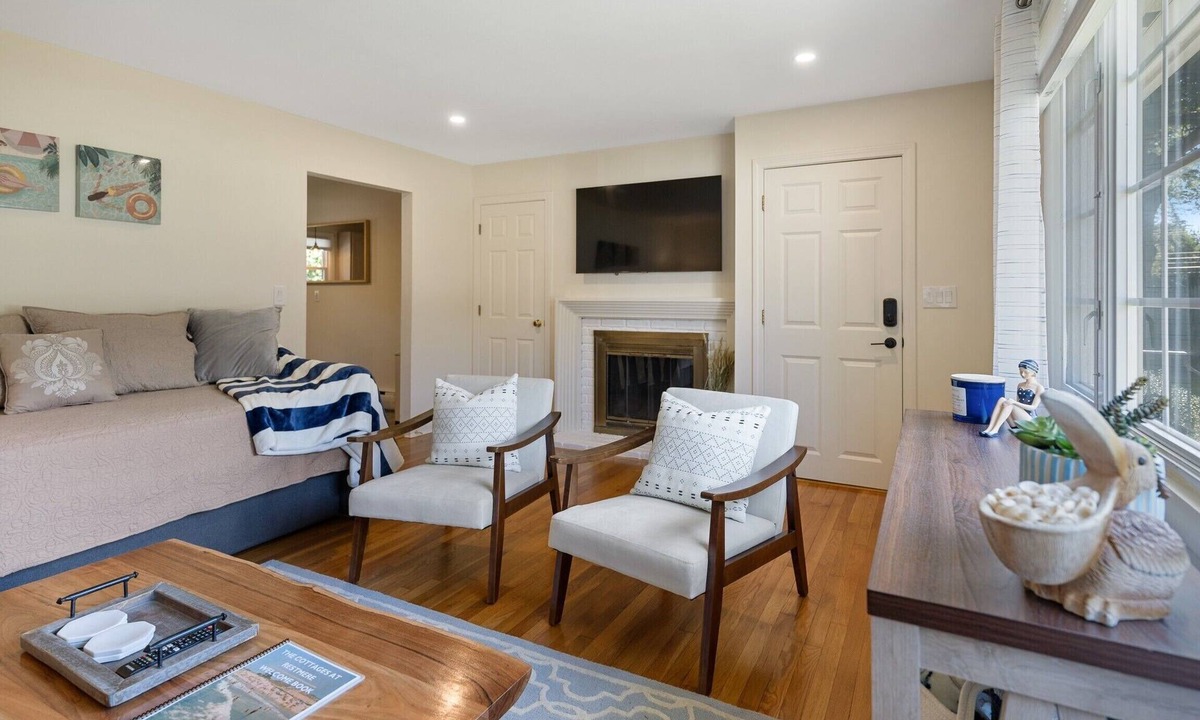 Middletown House | Charming Newport Cottage Near the Beaches - Sleeps 6