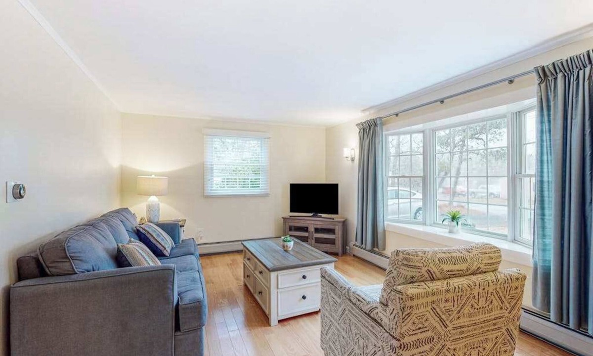 East Harwich House | Charming ranch home with fast WiFi, central air conditioning, & a washer/dryer