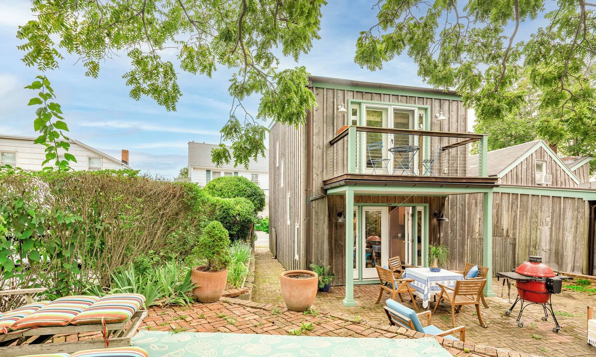 Sag Harbor Apartment | Charming Sag Harbor Apartment. Two blocks from Main and Bay Streets.