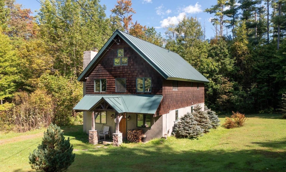 Jamaica House | Charming Stratton 4BR Chalet - a cozy ski retreat and family getaway!