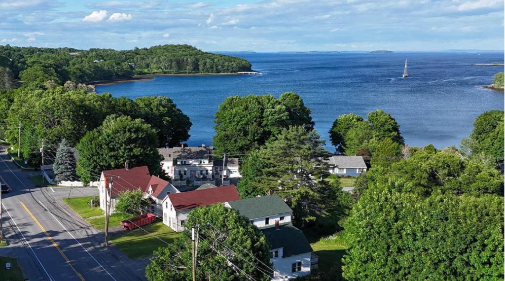 Glen Cove House | Charming Stylish & Cozy Coastal Retreat