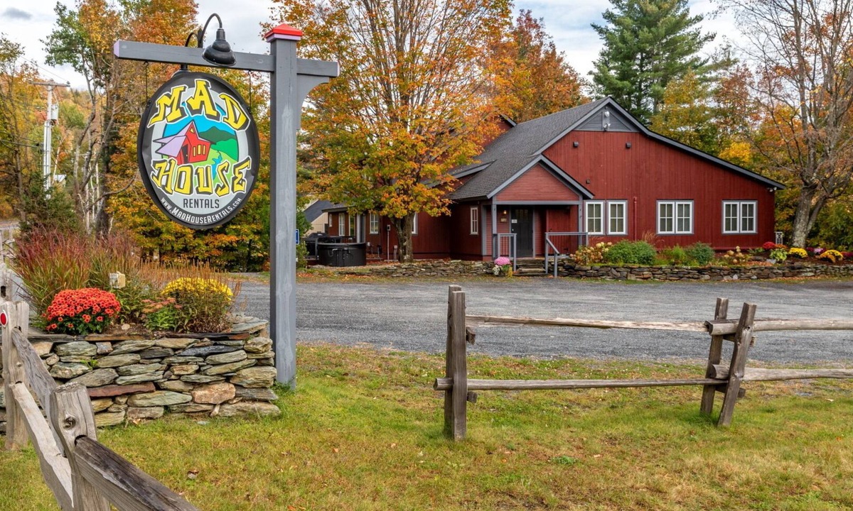 Warren Condo | Charming Sugarbush Farmhouse Condo with Hot Tub Oasis