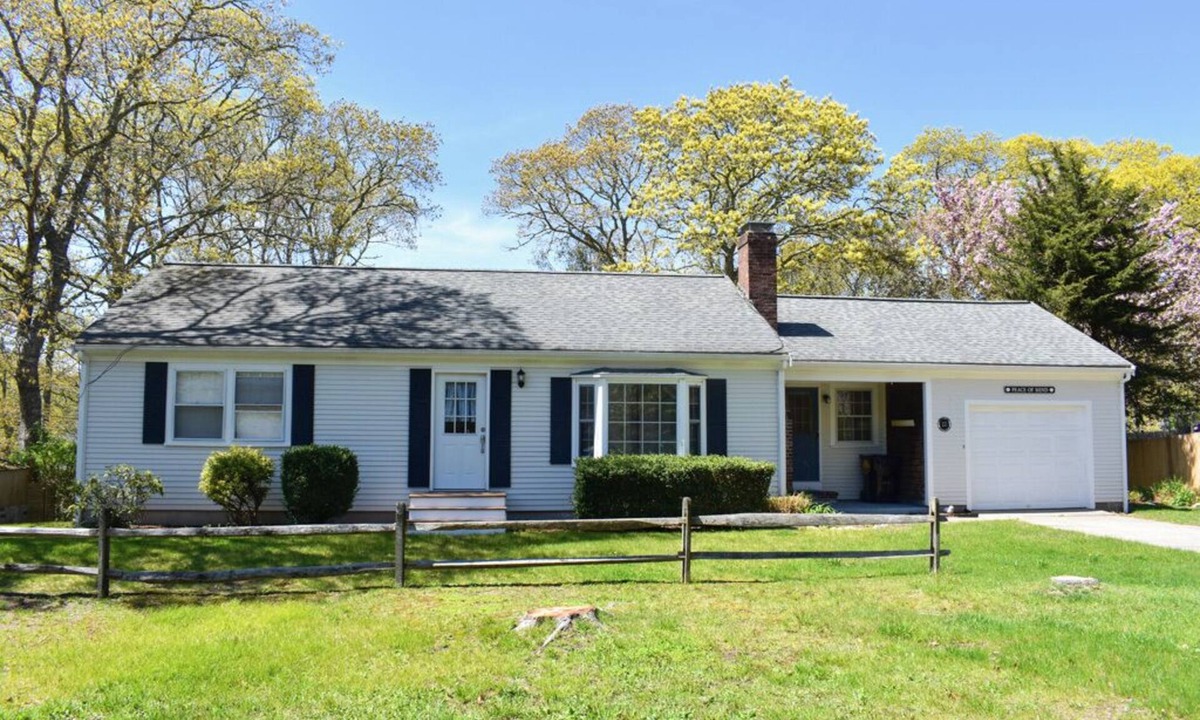 East Harwich House | Charming three bedroom home, only 2 miles to Jackknife Beach in Chatham