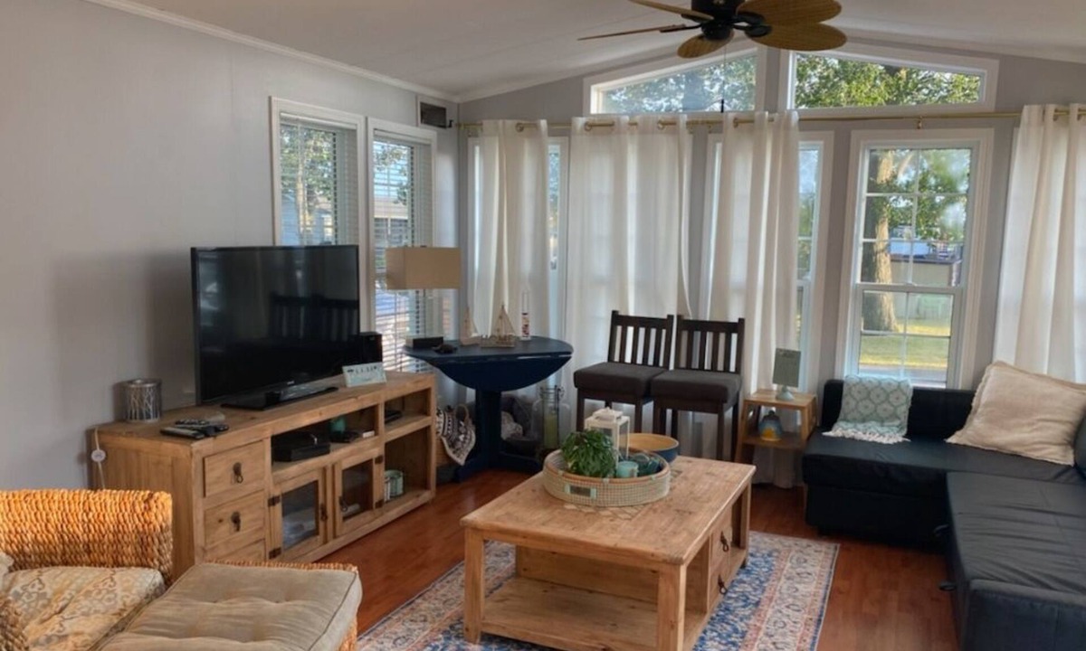 Sherkston House | Charming trailer at sherkston shores resort for a fun filled and relaxing stay.
