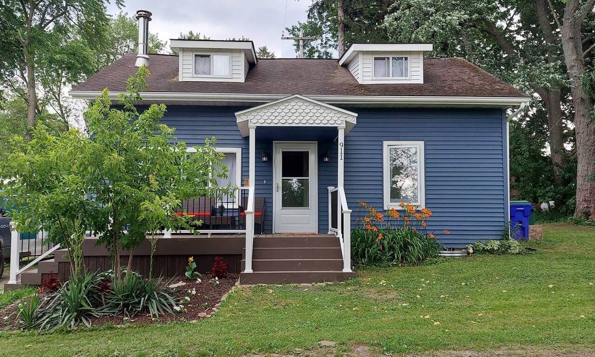 Waterport House | Charming, updated 3-bdrm house w/view of Lake Ontario- Waterport/Sunset Beach