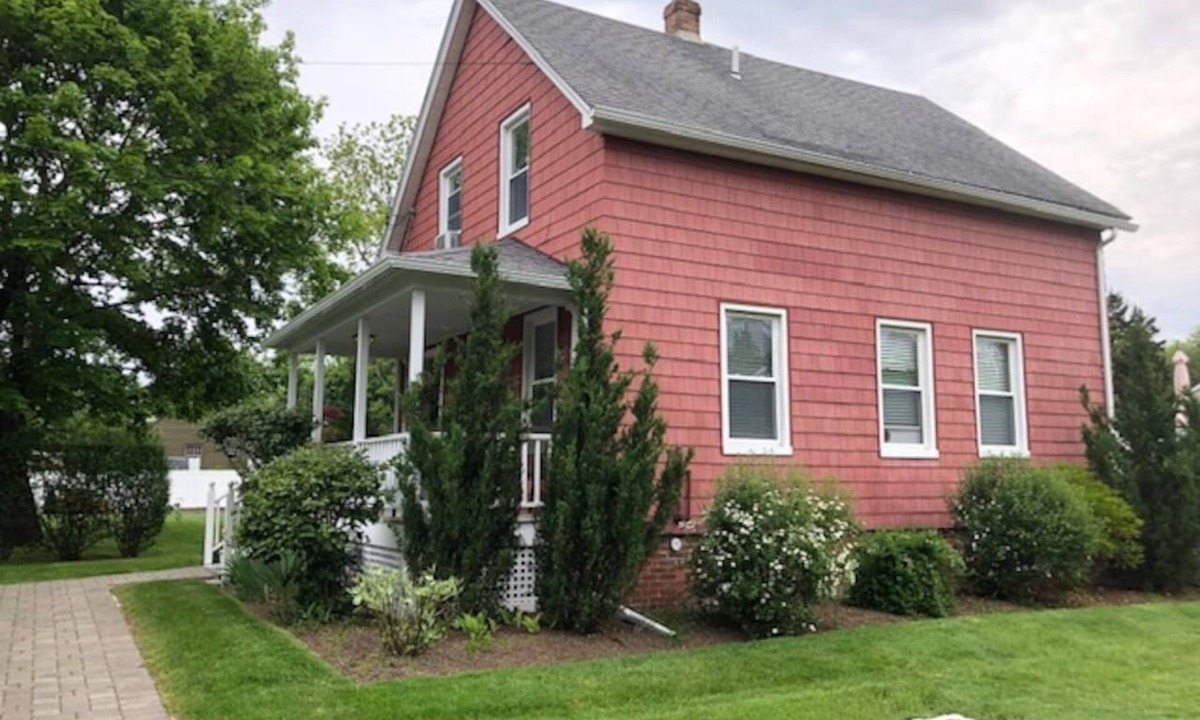 Mystic House | Charming Walk to downtown Mystic Awaits Your Stay