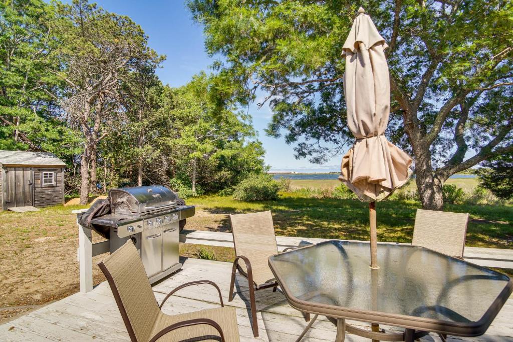West Yarmouth House | Charming West Yarmouth Cottage - Walk to Beach
