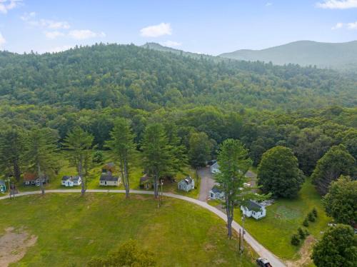 Woodstock House | Charming Woodstock Skylight Retreat-10 Min to Loon
