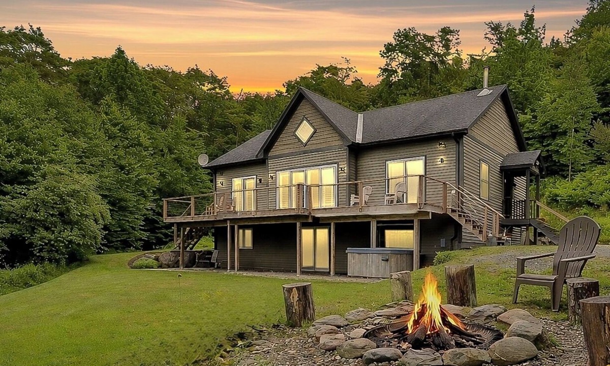 Moscow Cabin | Chase Mountain Lodge – Mt. Mansfield Views & Hot Tub