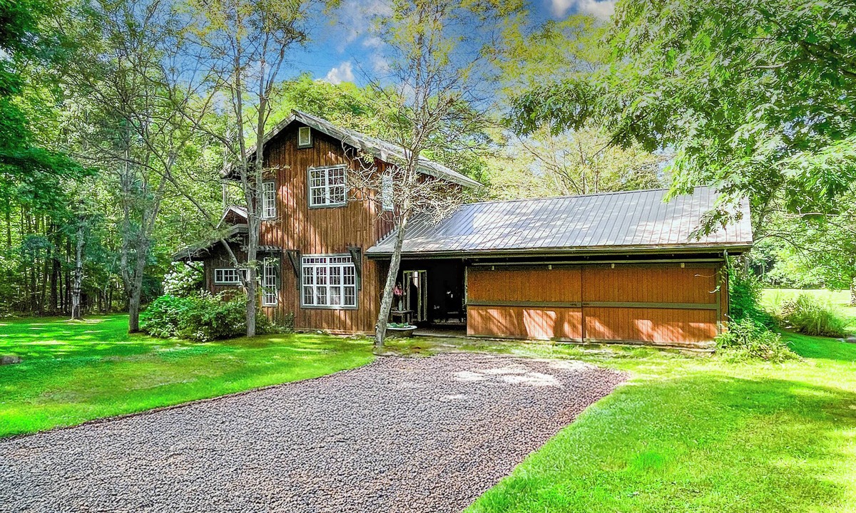Chautauqua House | Chautauqua Farmhouse & Cabin - Sleeps 12 - Streamside Retreat