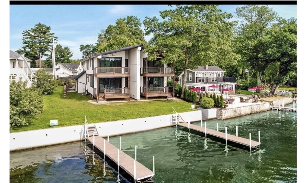Winnisquam Condo | Cheerful 4 bedroom, lakefront vacation home. Sleeps 14