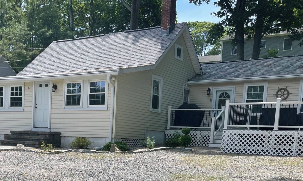 Niantic House | Cheerful Beachouse for your relaxing pleasure.