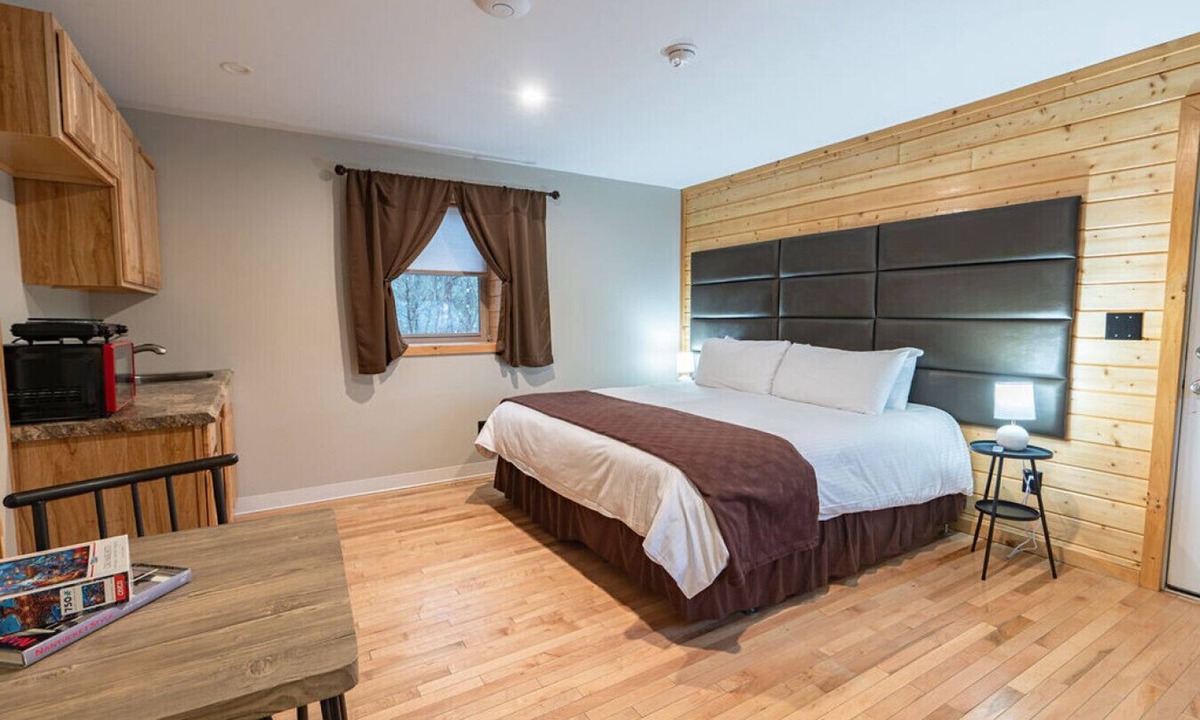 Bethlehem Resort | Cherry Lodge King Room #5