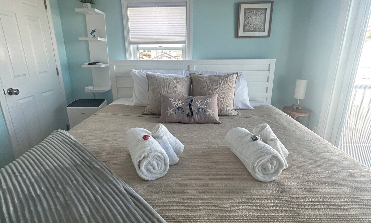 Hampton House | Chic Coastal Home, Family- Friendly, Walk to Beach, Shopping, Restaurants