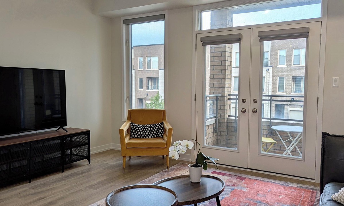 Oakville House | Chic Urban Stay in Oakville - 40mins to Toronto, walking distance to shops
