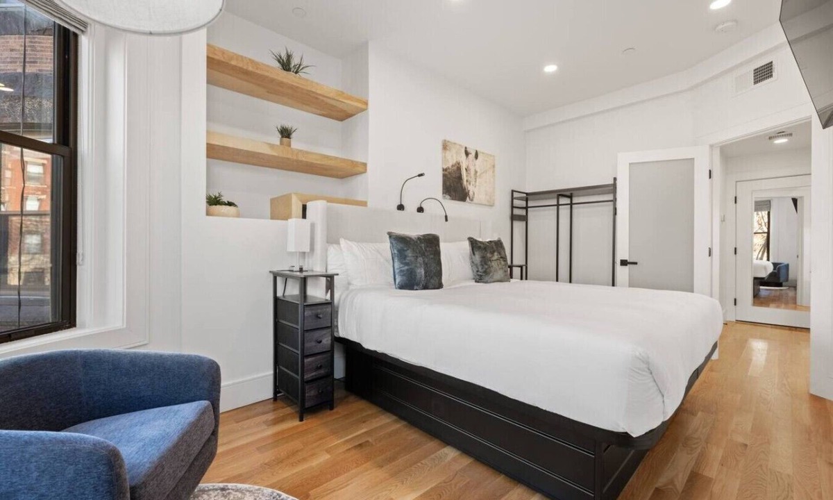 Fenway–Kenmore Apartment | Cityscape 1BR Plus: King + Queen Pull-out | Suite 7