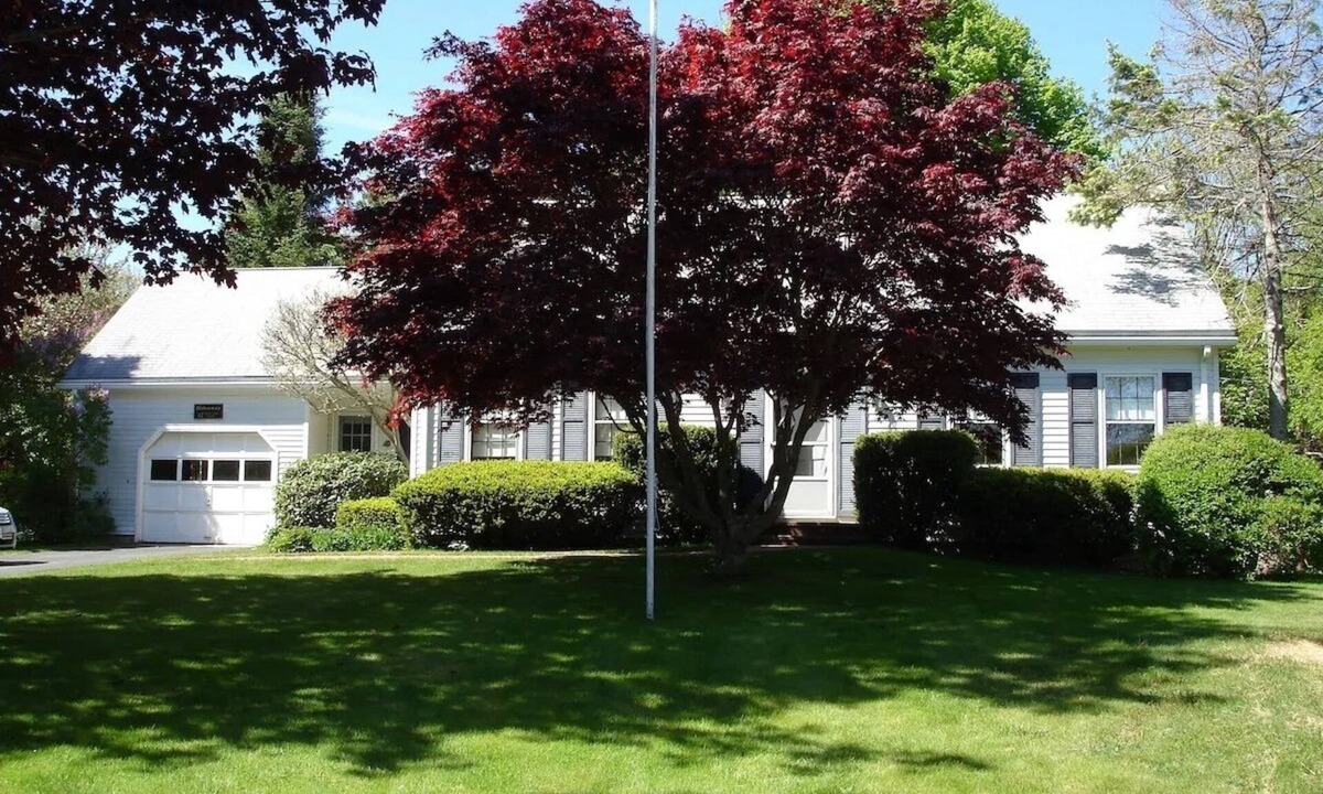Mid-Coast and Islands House | Classic 3 bedroom cape on the stunning coast of Maine, sleeps 8 people