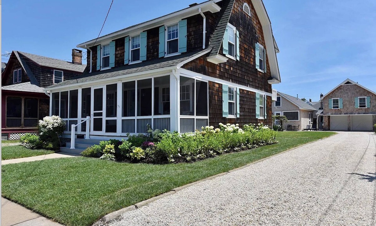 Avon House | Classic Bay Header - 2 blocks to beach & town