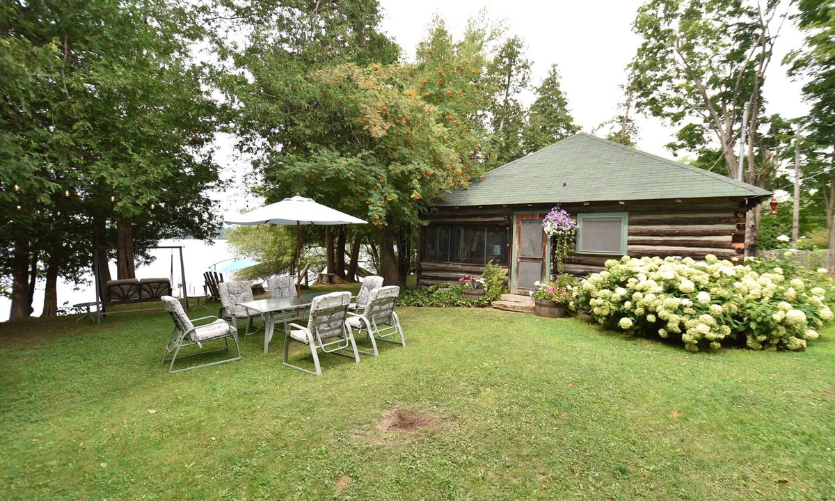 Beckwith Cottage | Classic log cottage on Mississippi Lake 5 min to Carleton Place 30 min to Ottawa