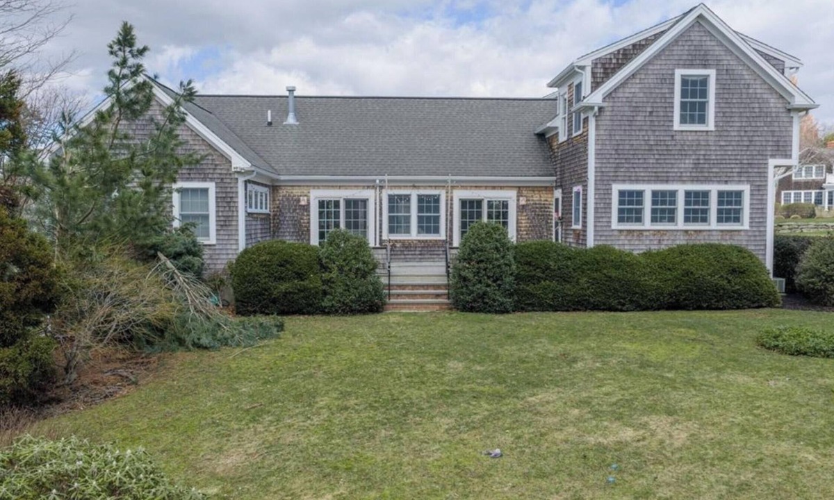 Dartmouth House | Classic New England Seaside Retreat - Quick Walk to Padanaram Village