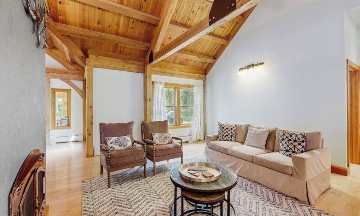Freedom House | Classic Wooded Retreat W/Gorgeous Interior & Great Location Near Skiing & Lake