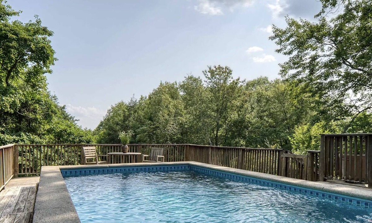 Woodstock House | CLASSIC WOODSTOCK Minutes to Town, Heated Pool, Pond, Views, AC, WiFi, Fireplace