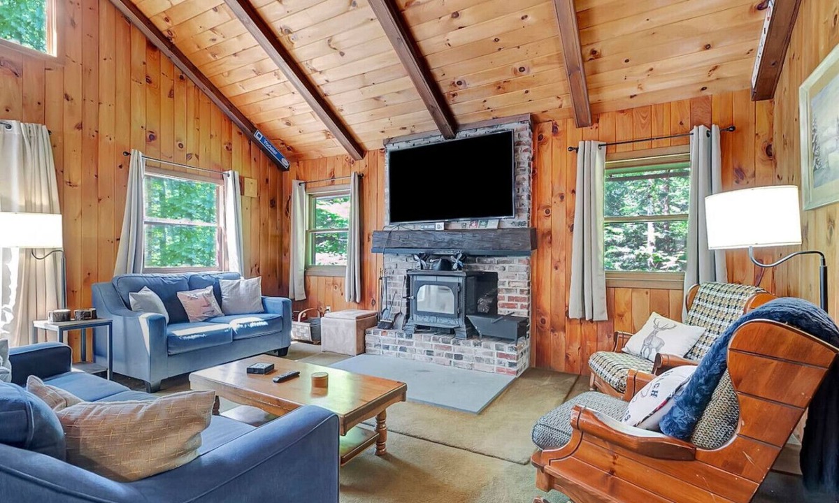 Londonderry House | Close to 4 mnts. Private stream! A/C. Dogs OK