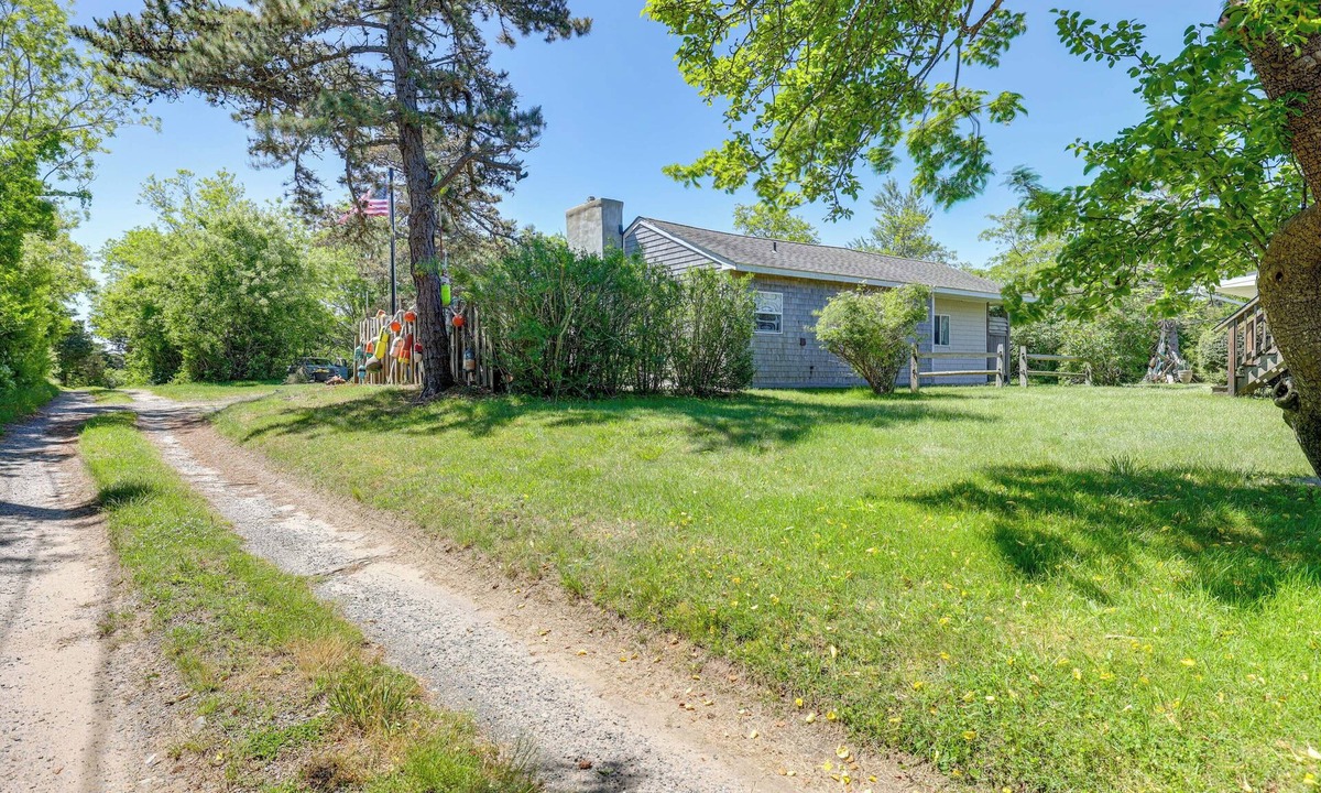 North Truro Cottage | Close to Beach & P-Town! Cottage w/Bay Views