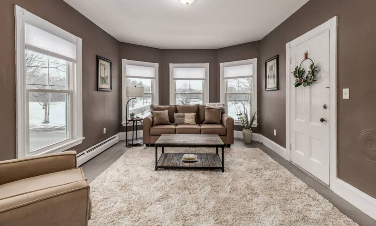 North Deering Apartment | CLOSE TO DOWNTOWN PORTLAND 2 BD 1 BA | FAST WIFI
