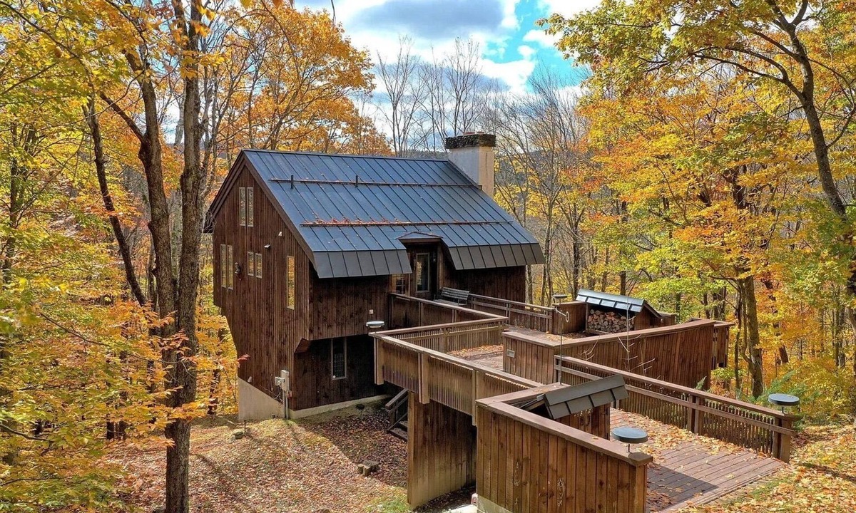 Plymouth House | Close to Hiking and Lakes - Cozy Mountain Cabin