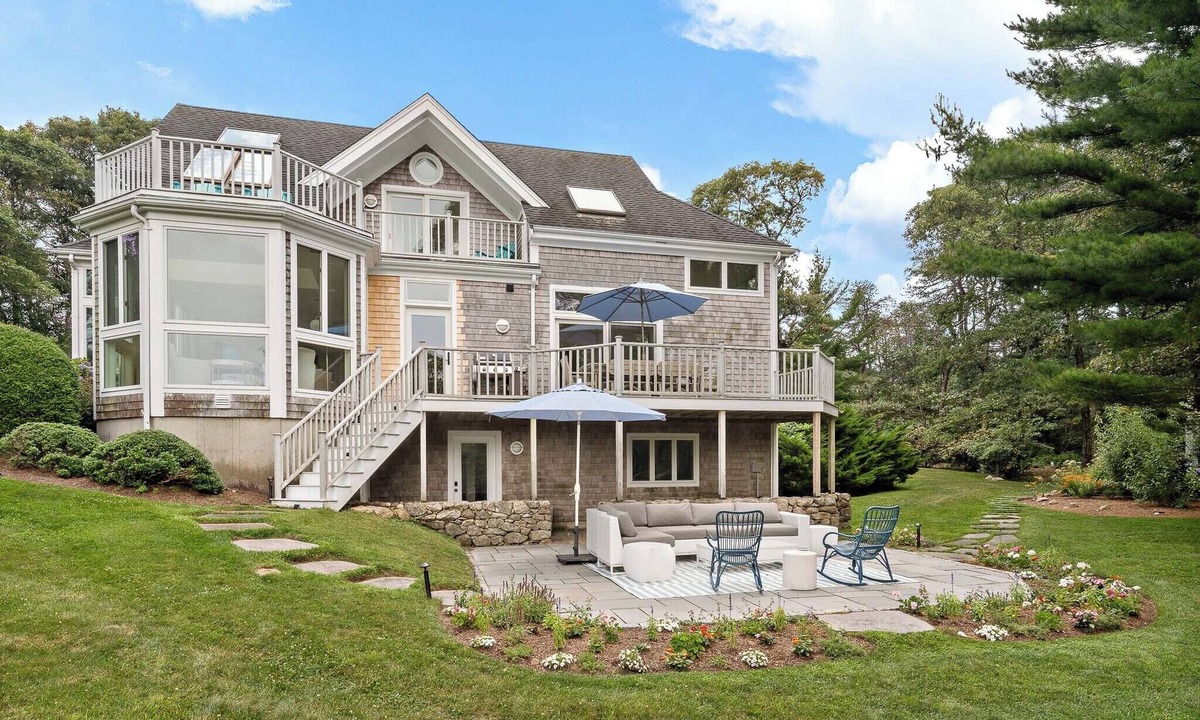 Tisbury House | Coastal Comfort in Vineyard Haven: Newly Renovate Home: Sleeps 8