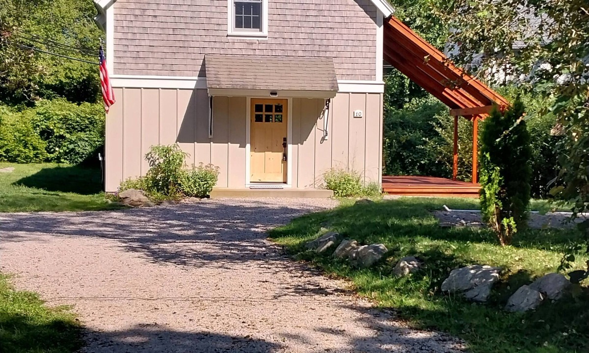 Tiverton Cottage | Coastal Farm Cottage *Book 7 days receive $100 gift card*