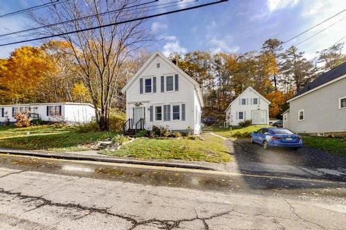 Boothbay Harbor House | Coastal home with new, full kitchen, walkable downtown location