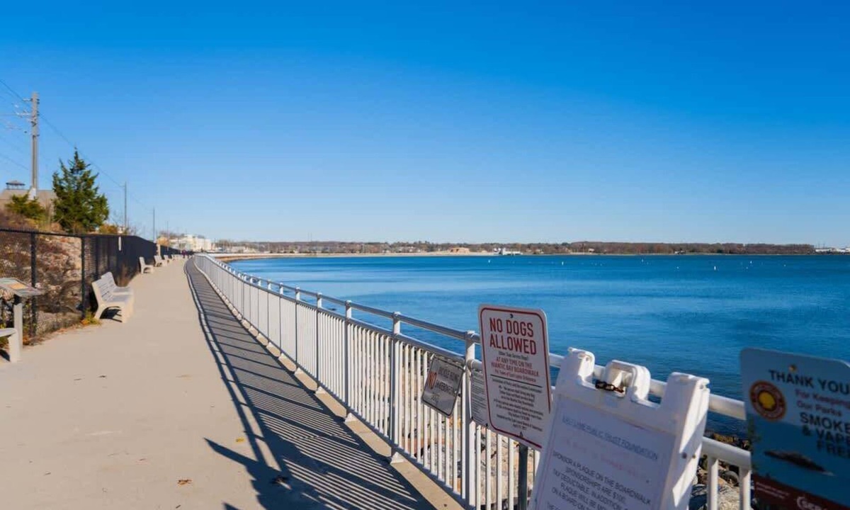 Niantic House | Coastal Retreat - Drive to Beaches or Stay & Play