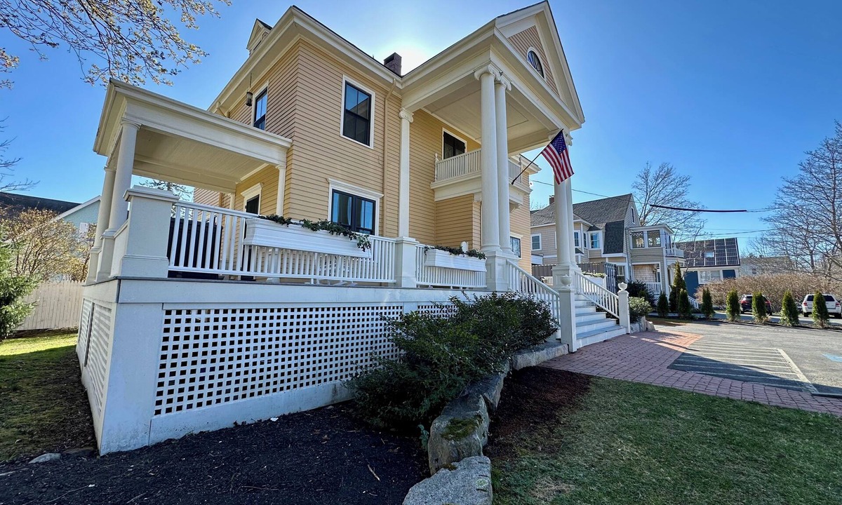 Portland Apartment | Coastal retreat walk to 2 beaches, restaurants, shops & 5-7 min to Portland.