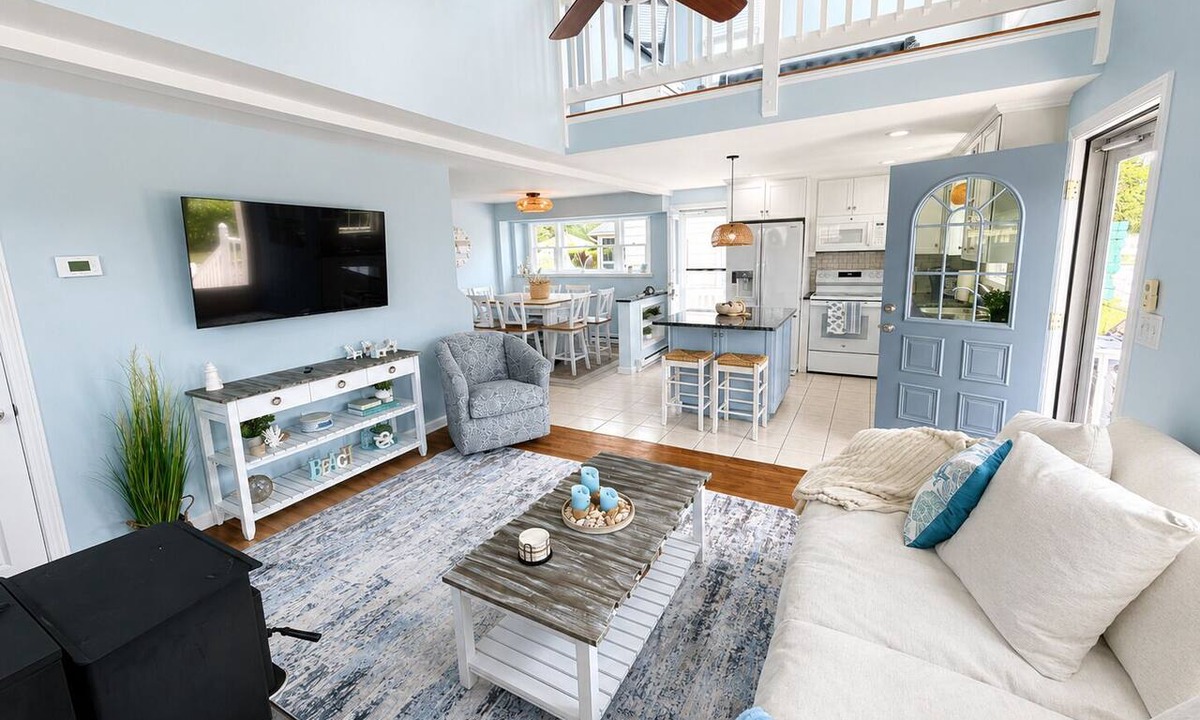 Snug Harbor House | Coastal Retreat-Walk to Beach, Potters Pond, Dining, Paddle Boarding, Fishing