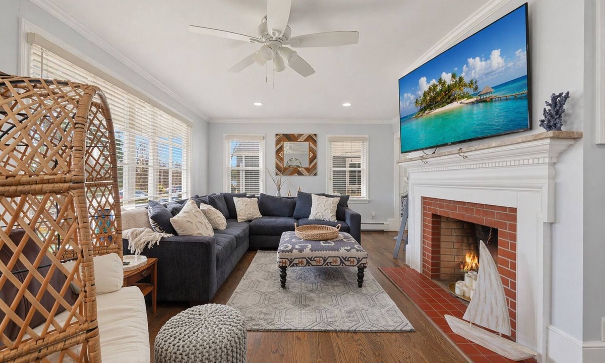 Niantic House | Coastal Retreat with Firepit + Near Beaches