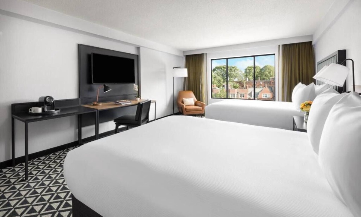 Brookline Hotel | Comfortable Room Near Brookline Booksmith & Dining Spots!
