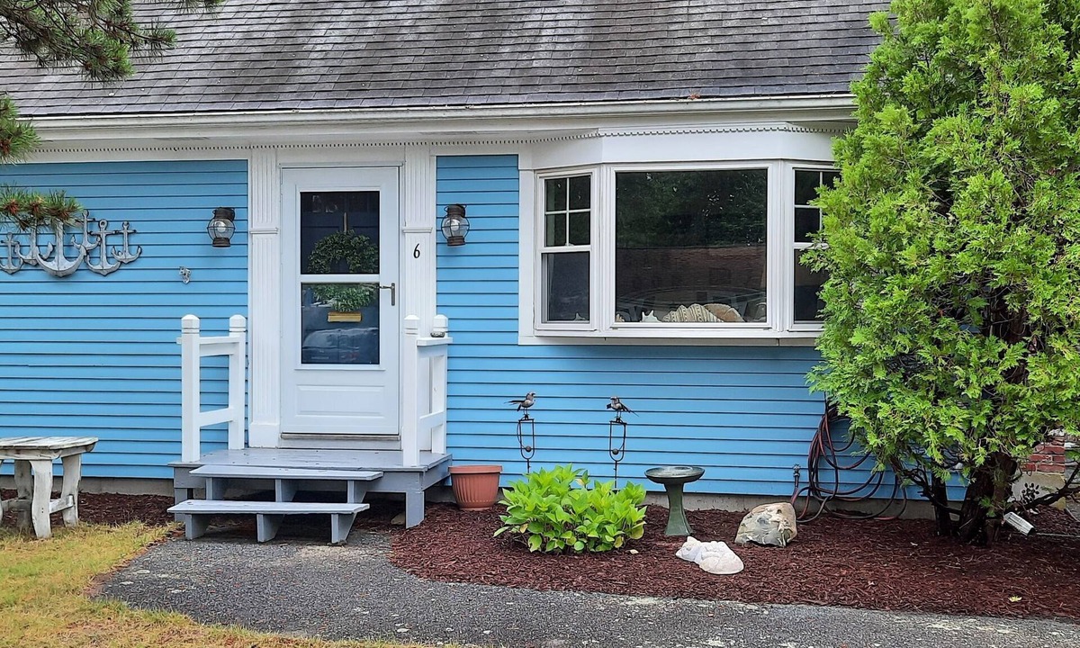 West Yarmouth House | Comfy Quiet Cape Cod Retreat. Everything you need. Near Bay and Ocean Beaches