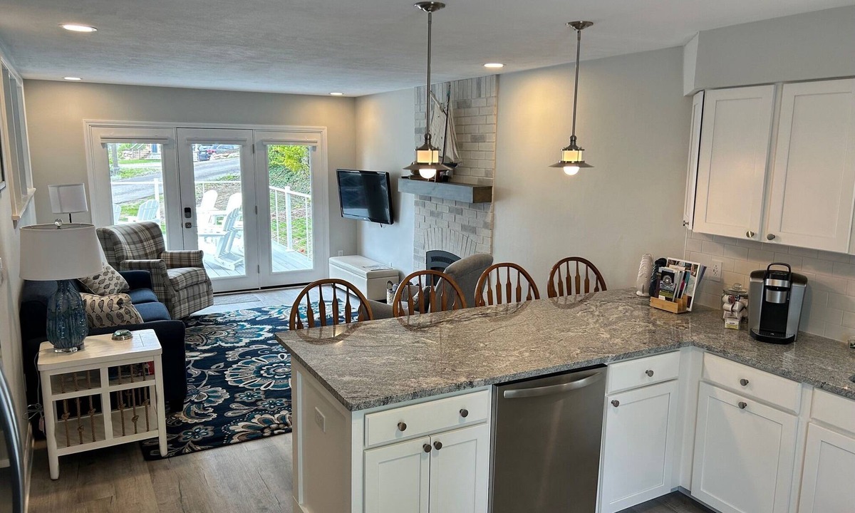 North East House | Completely Renovated Lake House - Lake Erie & Fireplace